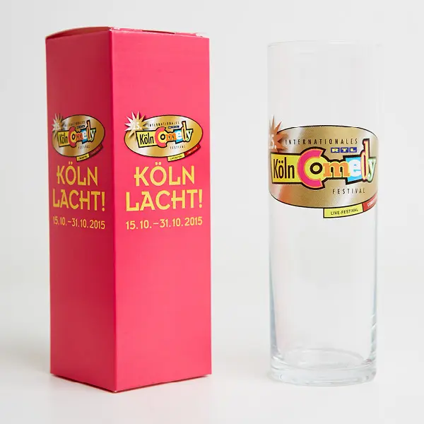 Kölschglas mit Logo von Spyke Media und weißer Geschenkverpackung